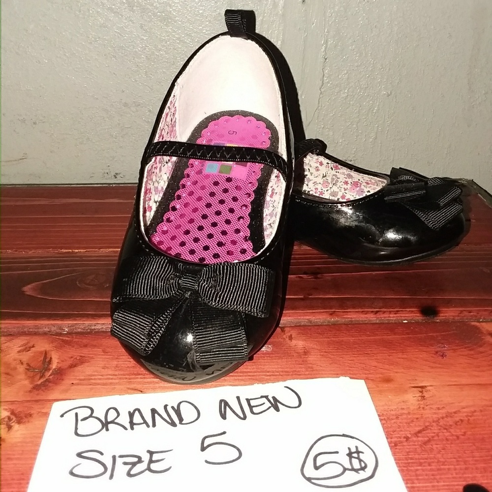 New girls size 5 dress shoes